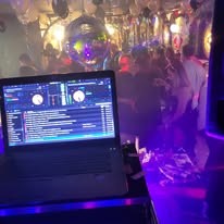 Les platines de Tony pendant une soirée