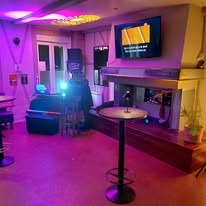 Une salle installée avec sono et lumières avant la soirée
