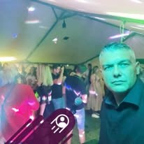 Selfie de Tony devant une piste pleine sous un chapiteau
