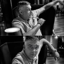 Tony en noir et blanc avant une soirée