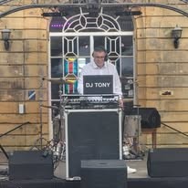 Tony derrière son stand DJ Tony, en plein air